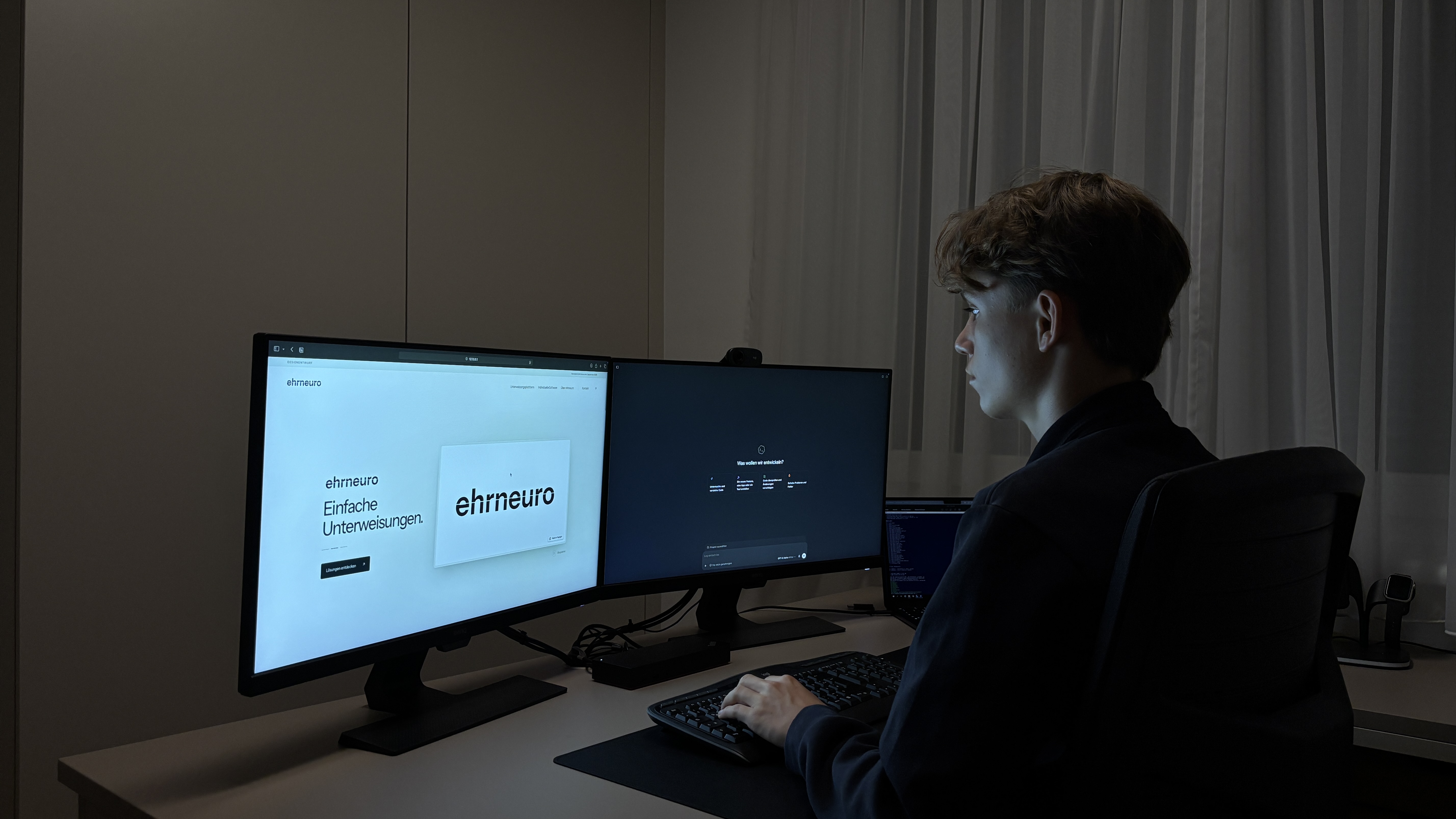 Marc Ehrensperger an seinem Arbeitsplatz mit der ehrneuro Website auf dem Bildschirm